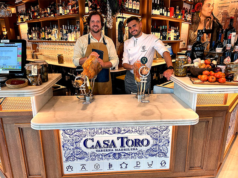 César Molero y Fran Porras, barra Casa Toro