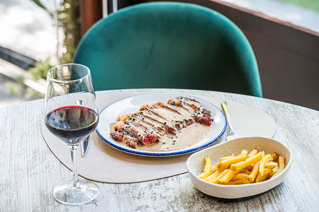 Entrecot de vaca con salsa pimienta y patatas fritas b, El Jardín de Arturo Soria