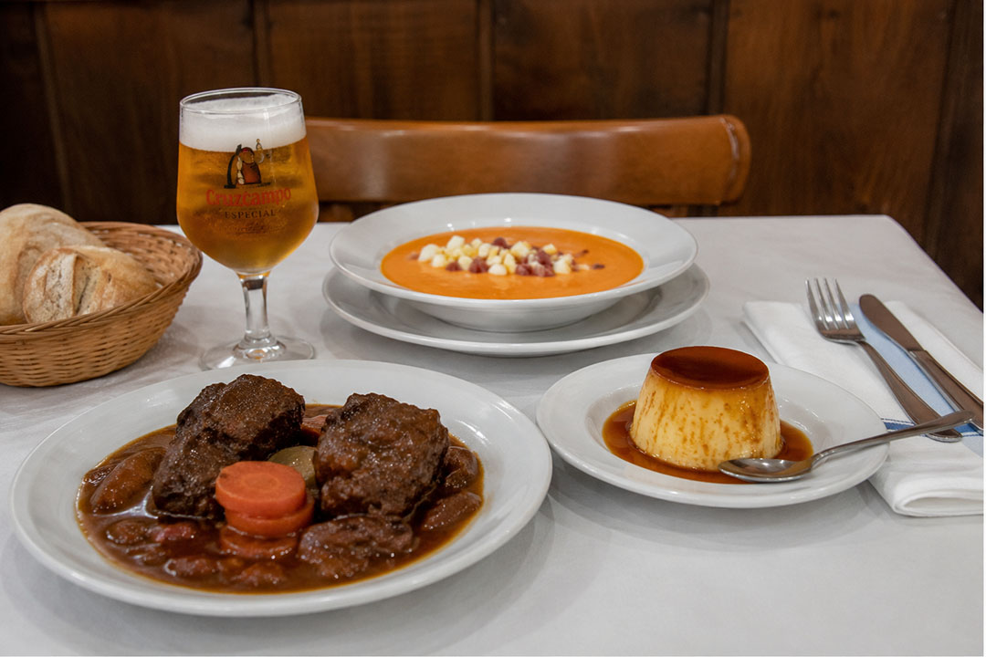 Mesa con menú del día