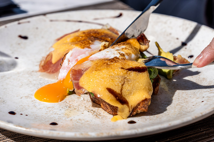 Huevo benedict con jamón ibérico y aguacate sobre tosta de semillas (Brunch domingos), Inhala Terraza