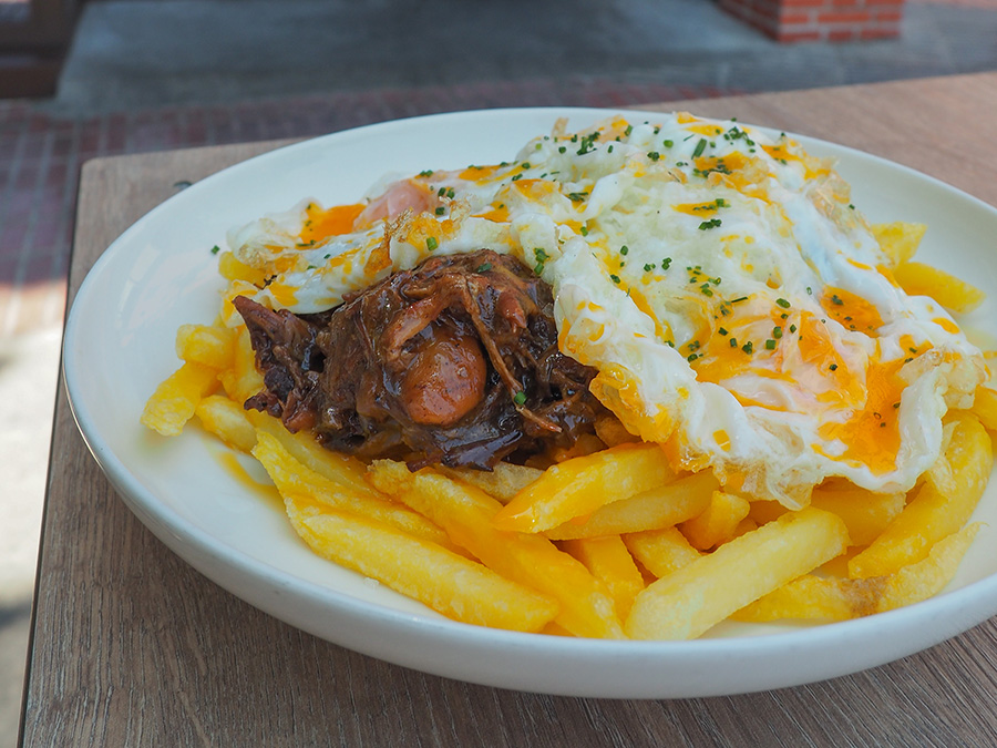 Huevos rotos con migas de rabo de toro, Casa Toro